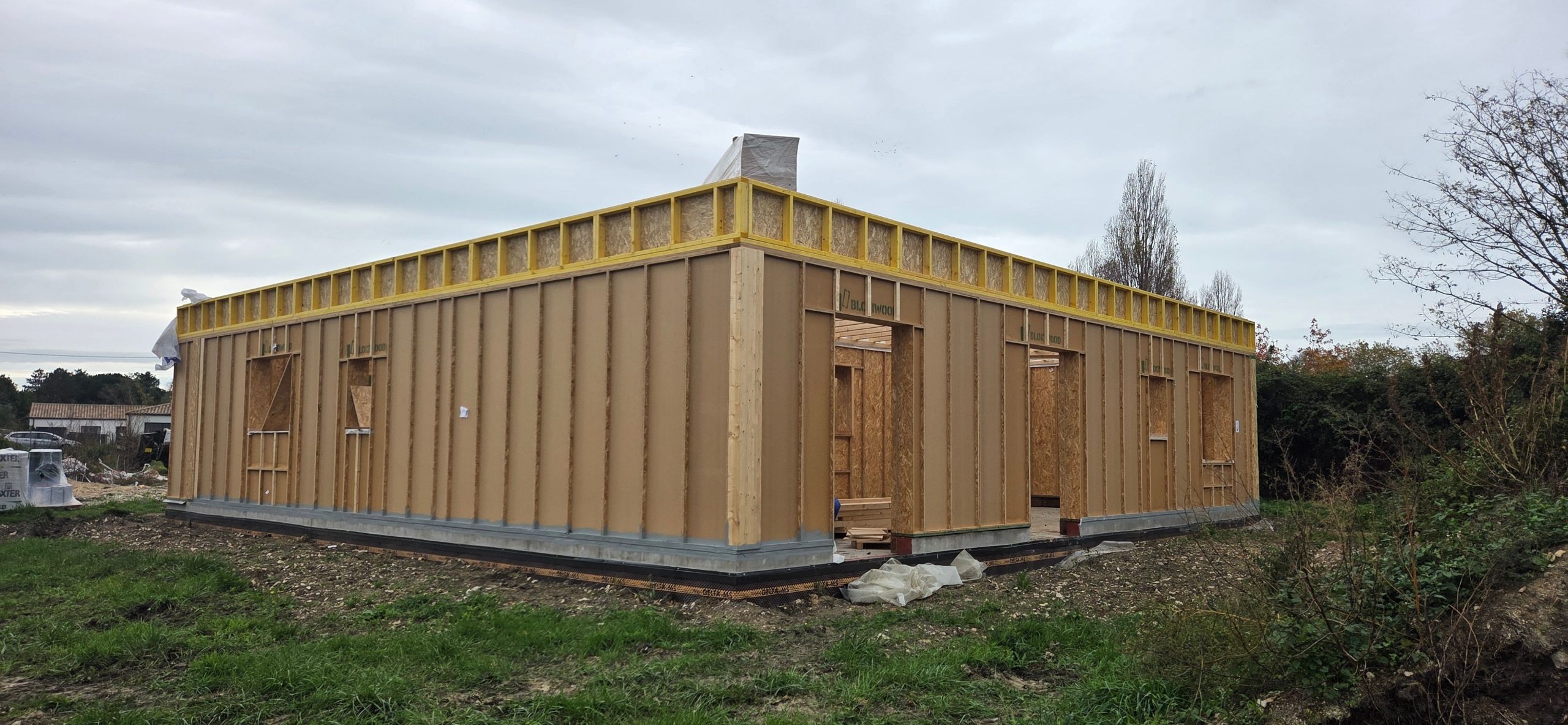 Construction d’une maison contemporaine ossature bois isolée en paille hachée